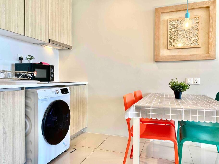 Tropicana 218 Macalister #Wondercolor #Infinity Pool #Georgetown #5Pax #2Br 2Bath #1King 1Queen 1Single #Quality Well Maintained #Private Host Экстерьер фото