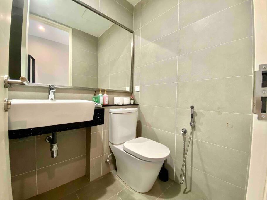 Tropicana 218 Macalister #Wondercolor #Infinity Pool #Georgetown #5Pax #2Br 2Bath #1King 1Queen 1Single #Quality Well Maintained #Private Host Экстерьер фото